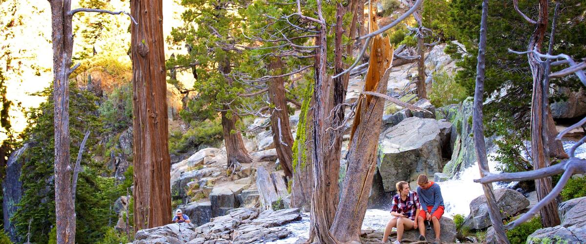 เซาท์เลคตาโฮ ซึ่งรวมถึง แม่น้ำหรือลำธาร และ ป่า ตลอดจน คู่รัก