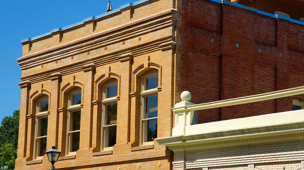 Sonoma Plaza which includes heritage elements