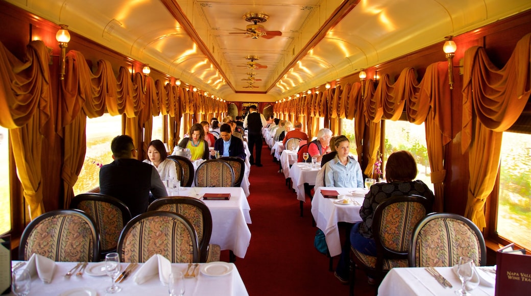 Napa Valley Wine Train 呈现出 外出用膳 和 內部景觀 以及 一小群人