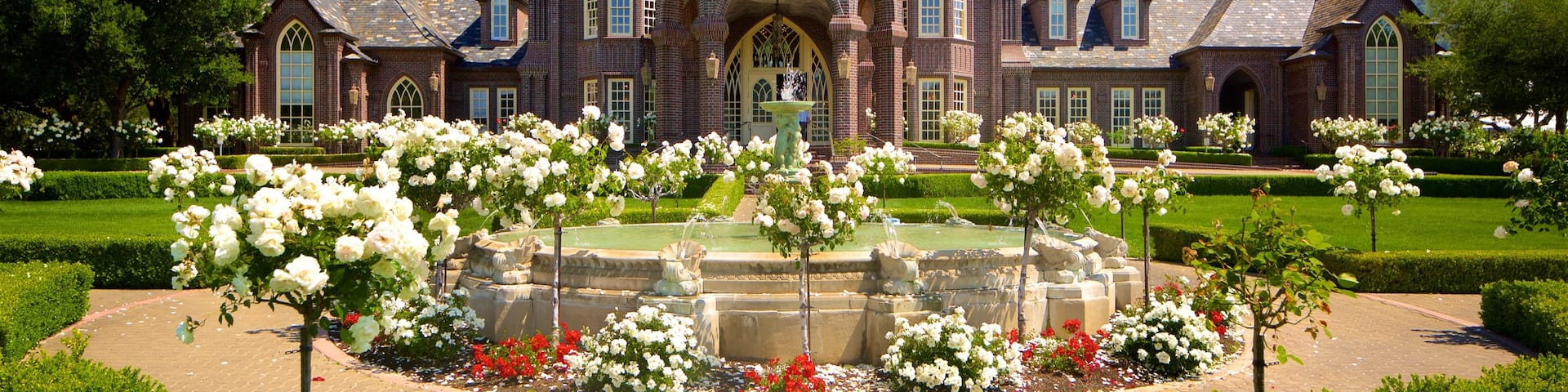 Ledson Winery and Vineyards showing heritage elements, a house and a garden