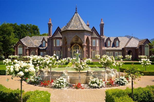 Ledson Winery and Vineyards montrant jardin, maison et fontaine