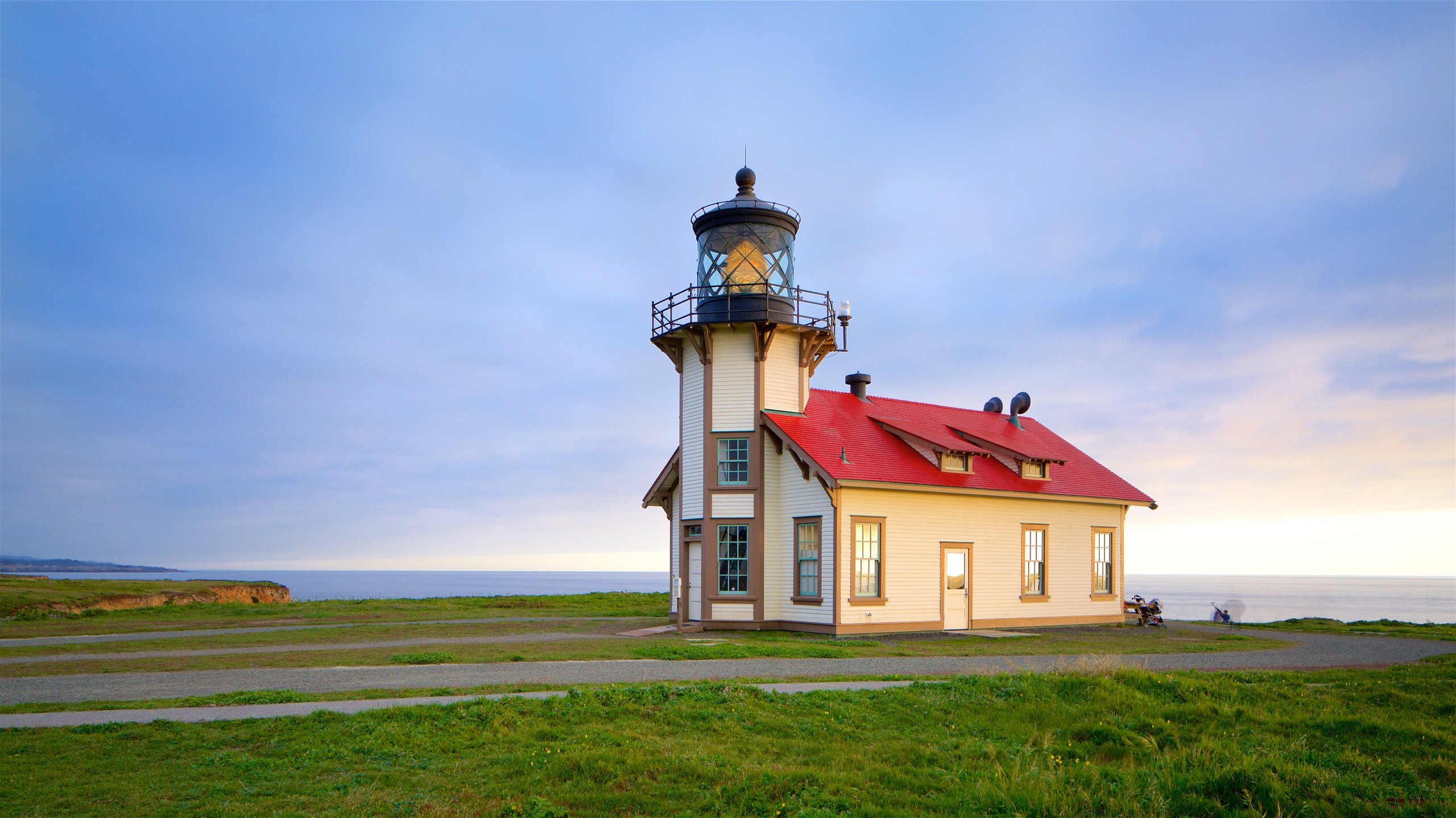 Mendocino Coast og byder på en solnedgang, et fyrtårn og udsigt over kystområde