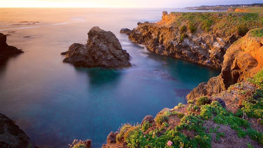 Mendocino cho thấy cảnh bờ biển, hoàng hôn và bờ biển lởm chởm