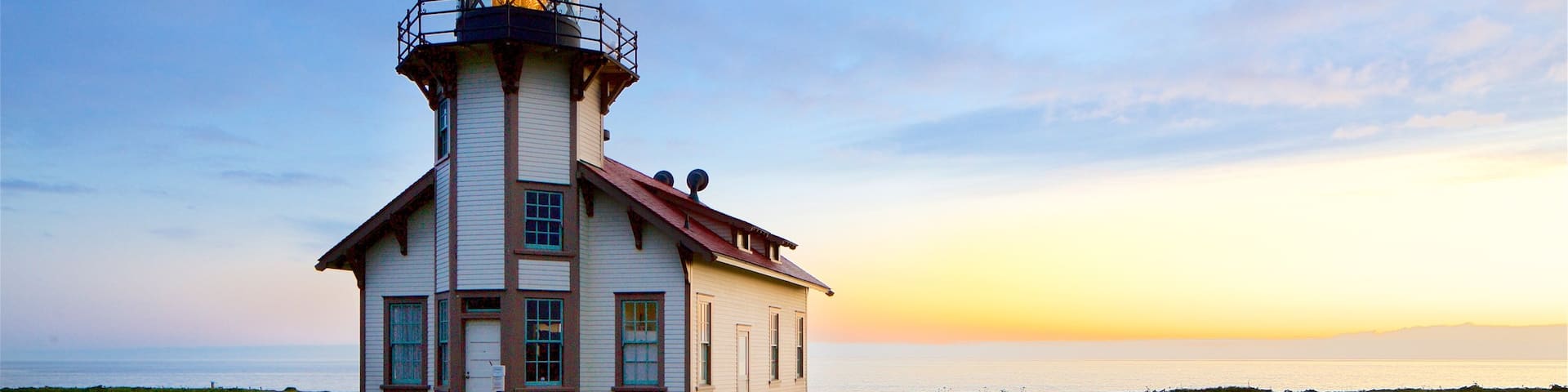 Küste von Mendocino mit einem allgemeine Küstenansicht, Leuchtturm und Sonnenuntergang