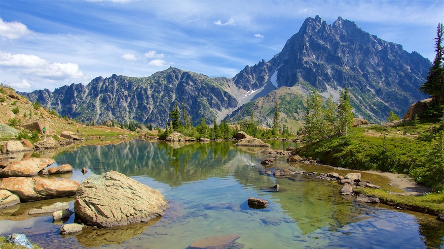 Wenatchee - Lake Chelan ofreciendo un río o arroyo, escenas tranquilas y montañas