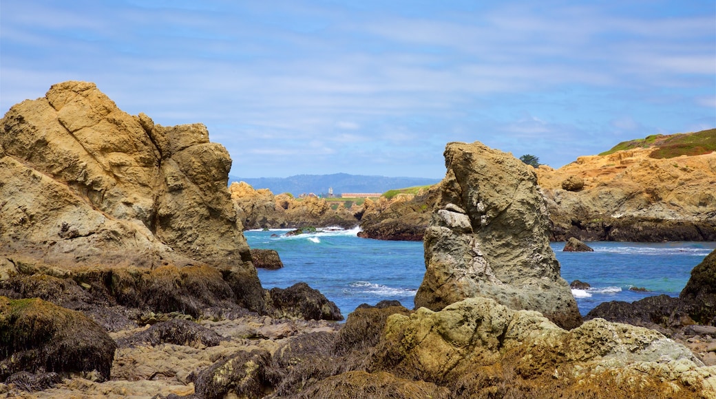Glass Beach mostrando costa rocosa