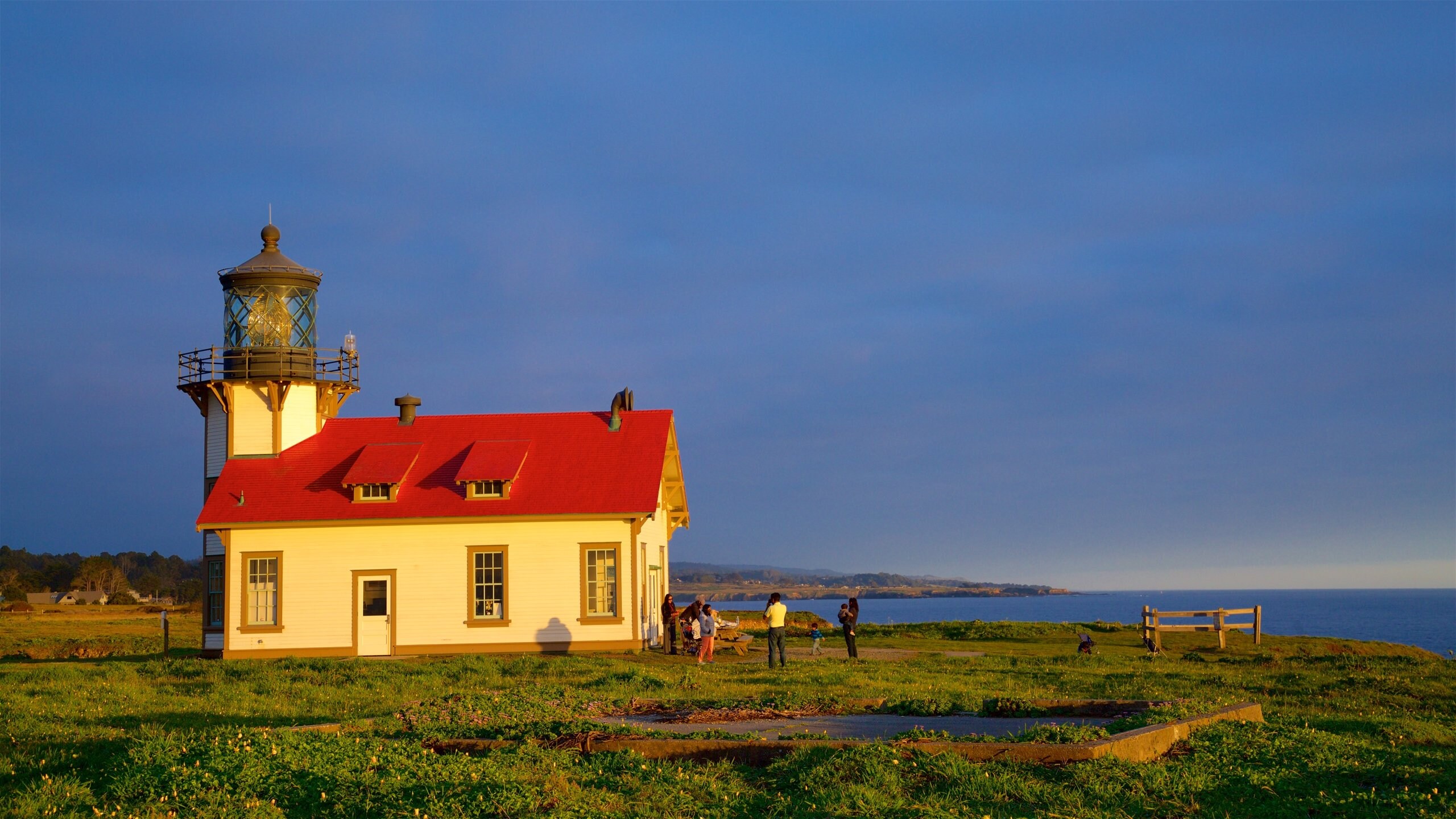 メンドシノ フィーチャー 海岸線の眺め と 灯台 及び 少数の人々