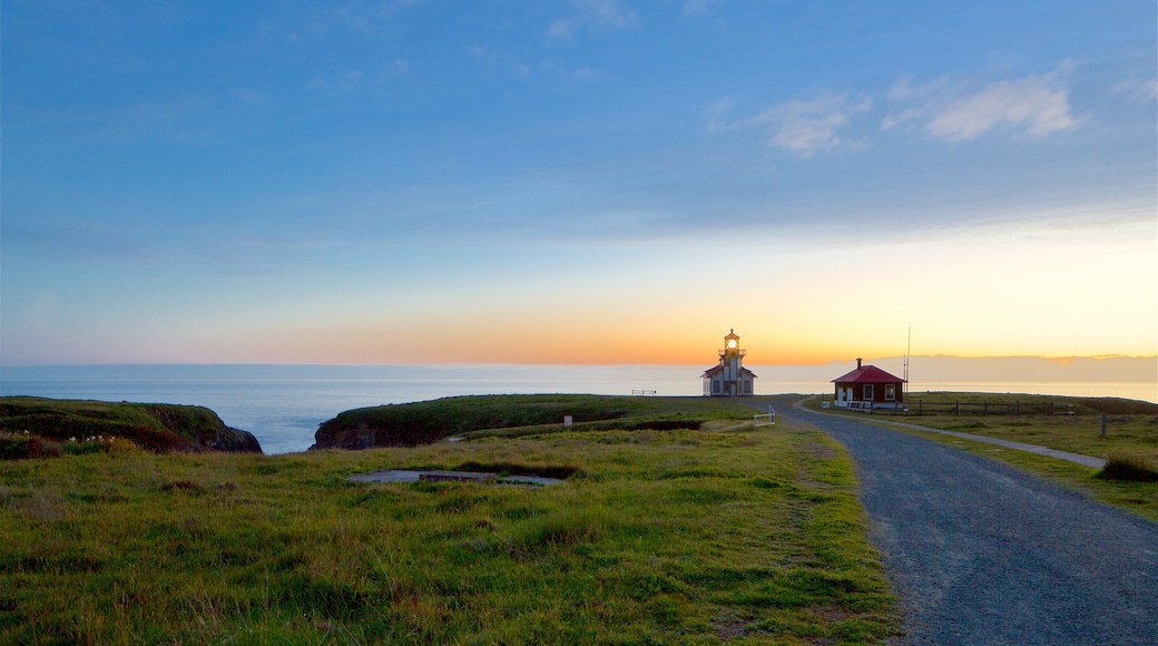 Mendocino que inclui paisagens litorâneas, um pôr do sol e um farol