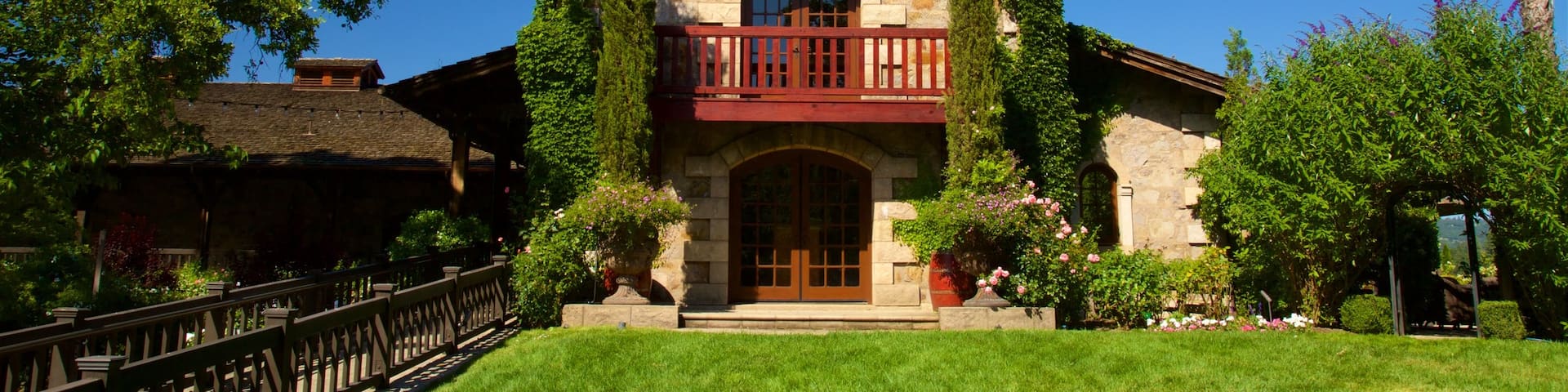 V. Sattui mostrando flores y elementos del patrimonio