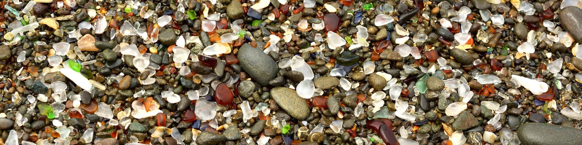 Glass Beach showing a pebble beach