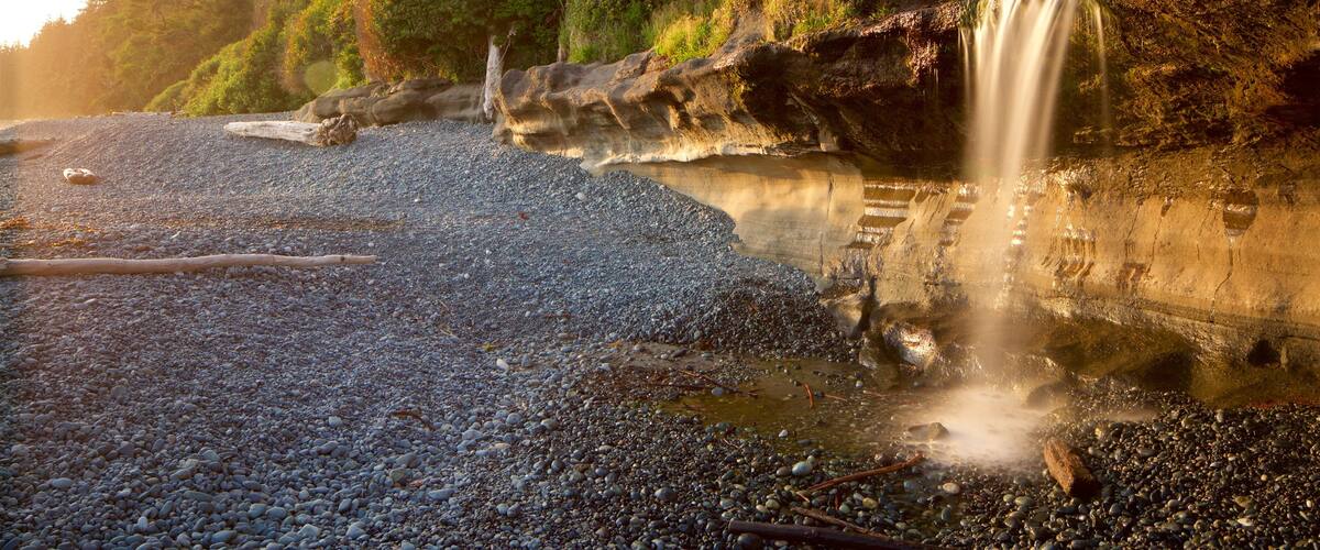 Sooke ofreciendo una puesta de sol y una playa de guijarros