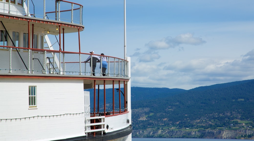 พิพิธภัณฑ์เรือในประเทศ S.S. Sicamous แสดง ทิวทัศน์ และ ทิวทัศน์ที่เงียบสงบ ตลอดจน คู่รัก