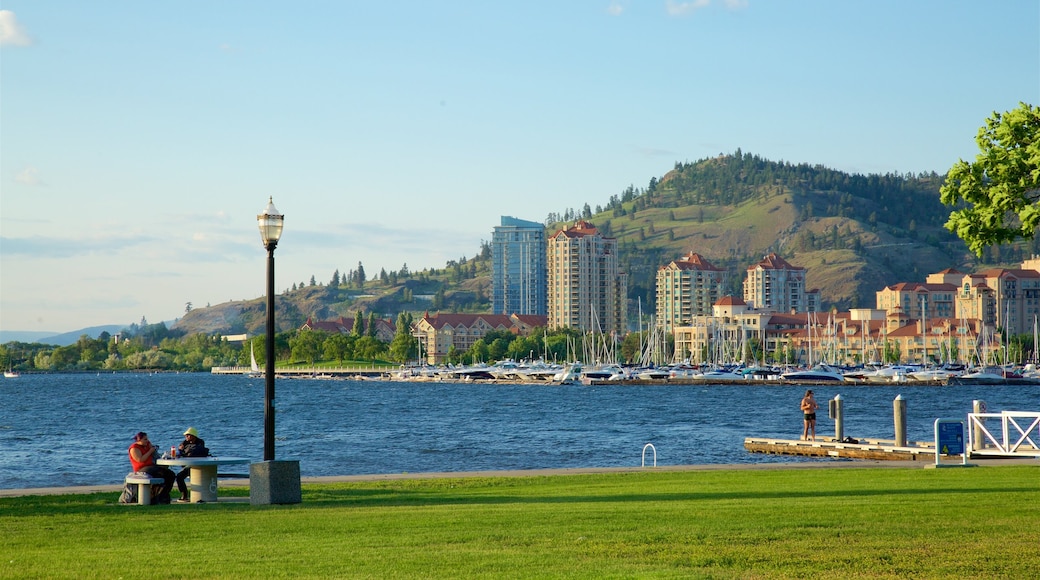 Parque de la Ciudad que incluye una localidad costera, vistas de una costa y un jardín