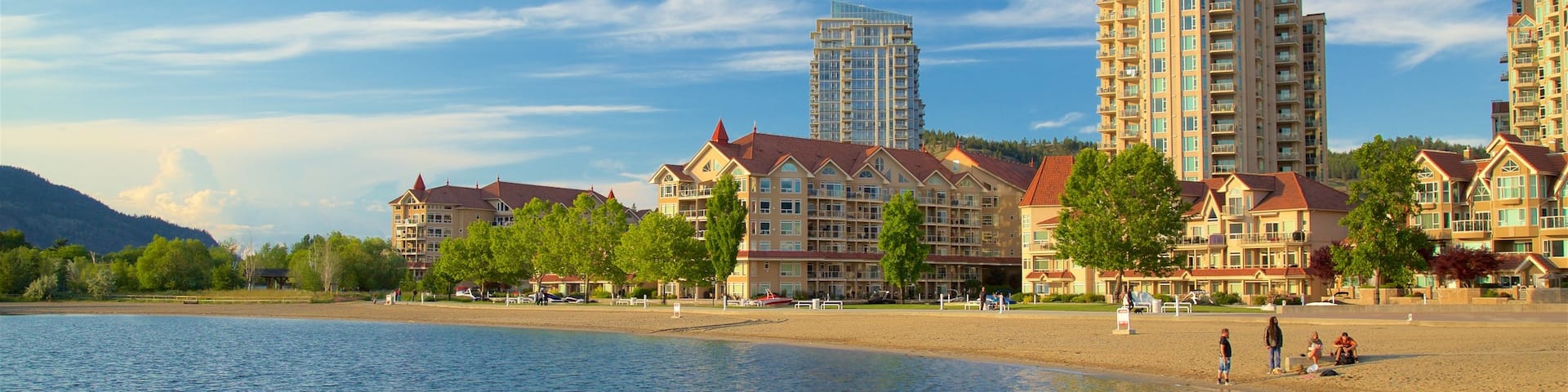 Kelowna welches beinhaltet See oder Wasserstelle und Sandstrand sowie kleine Menschengruppe