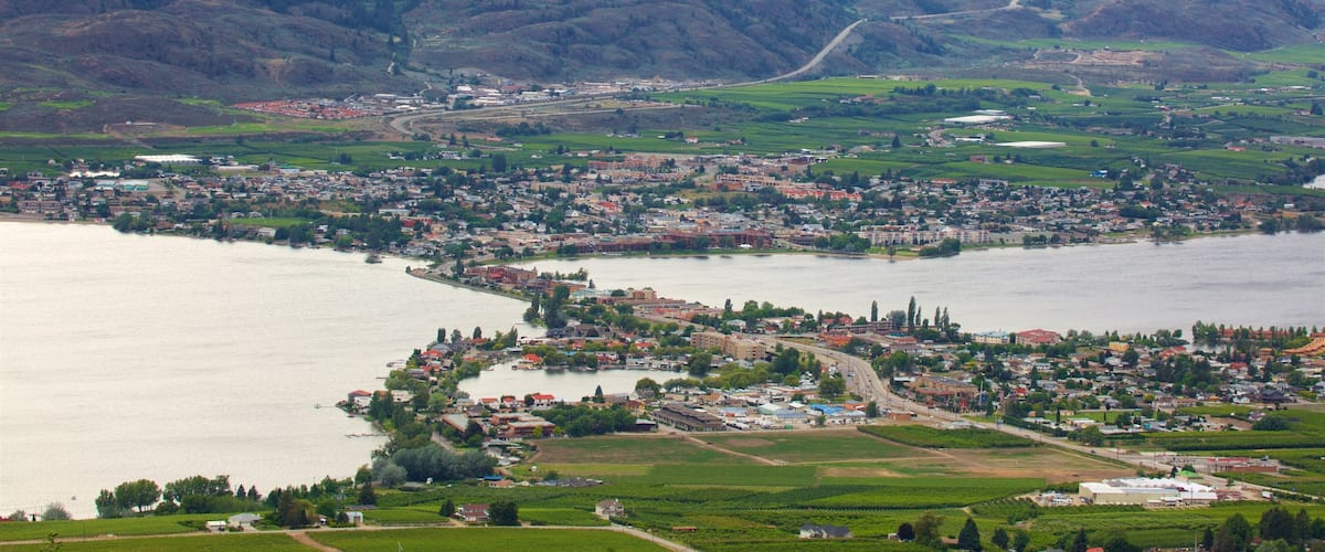 Osoyoos toont vredige uitzichten, een klein stadje of dorpje en een meer of poel