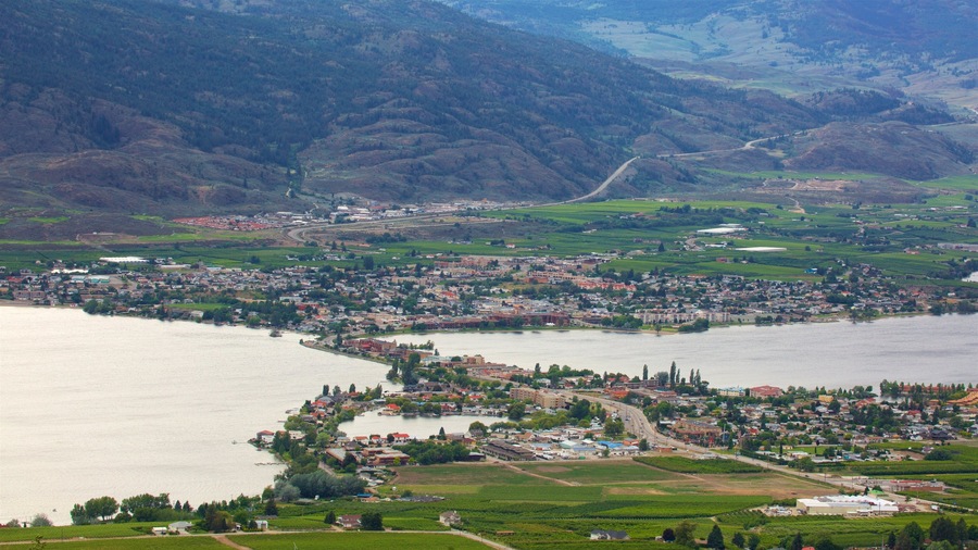 Osoyoos que incluye un lago o espejo de agua, una pequeña ciudad o aldea y escenas tranquilas