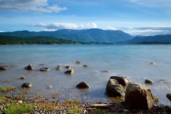 Sproat Lake Petroglyphs ofreciendo una playa de guijarros y un lago o abrevadero