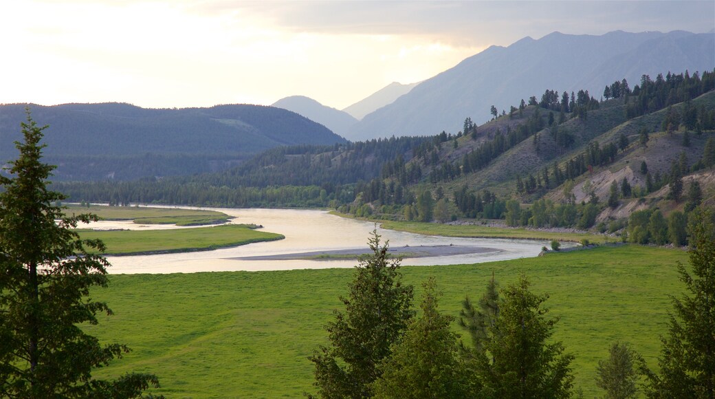 Fort Steele toont een rivier of beek, vredige uitzichten en landschappen