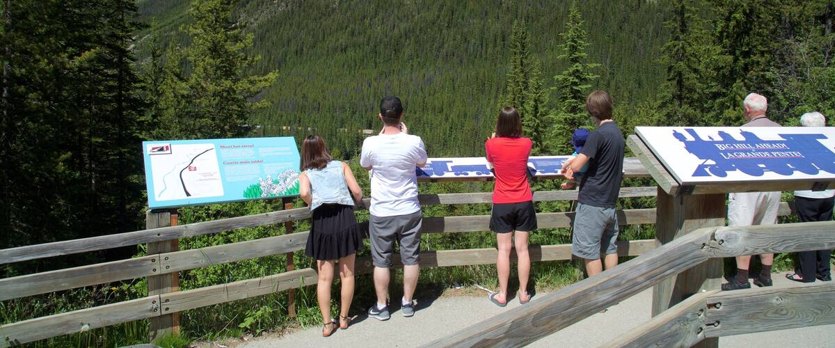 Yoho National Park featuring tranquil scenes, views and signage