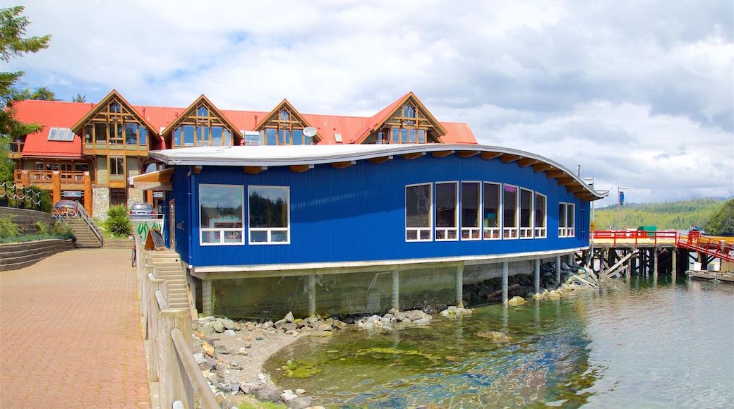 Ucluelet Aquarium mit einem See oder Wasserstelle