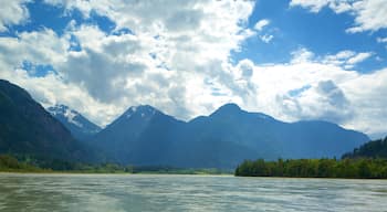 Chilliwack toont een meer of poel en bergen