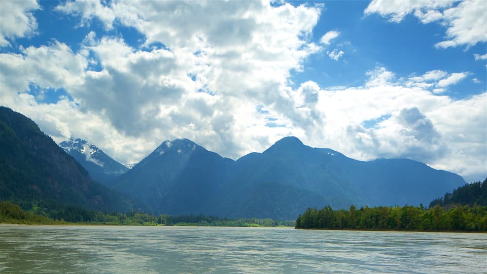 Chilliwack che include montagna e lago o sorgente d\'acqua
