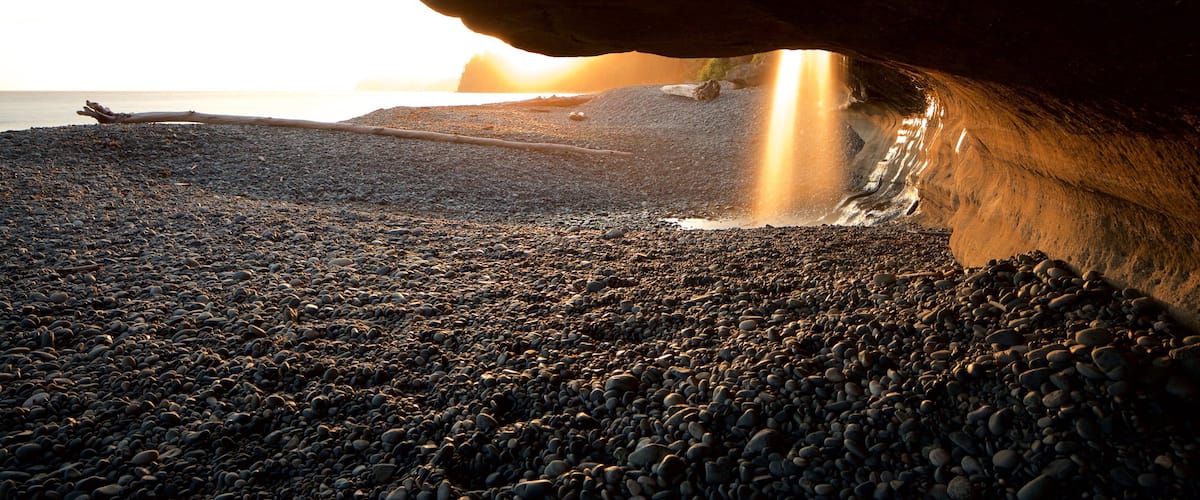 Sooke johon kuuluu kivinen ranta ja auringonlasku
