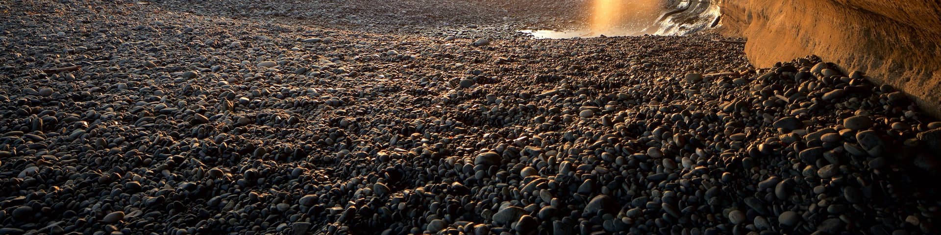 Sooke montrant une plage de galets et un coucher de soleil