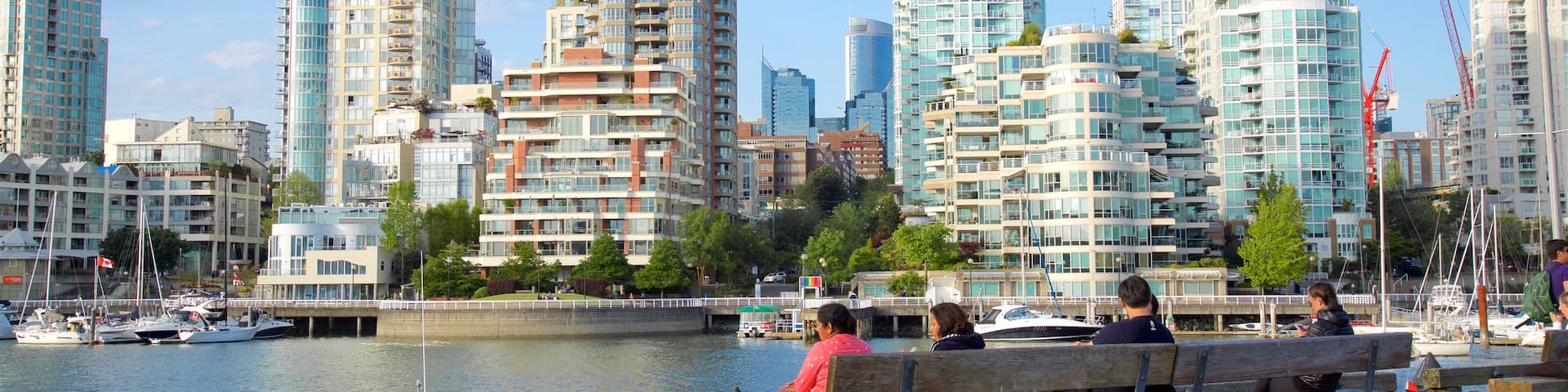 Granville Island mettant en vedette ville et baie ou port aussi bien que petit groupe de personnes