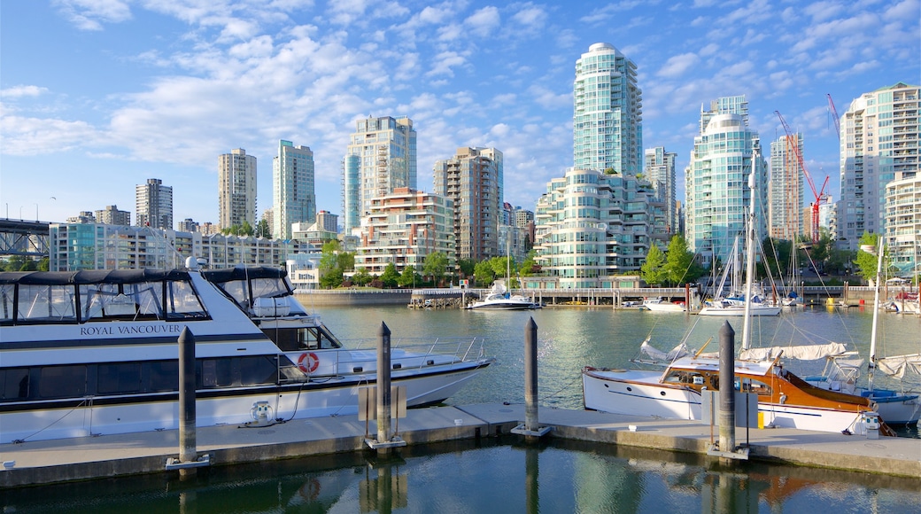 Granville Island que inclui uma baía ou porto e uma cidade