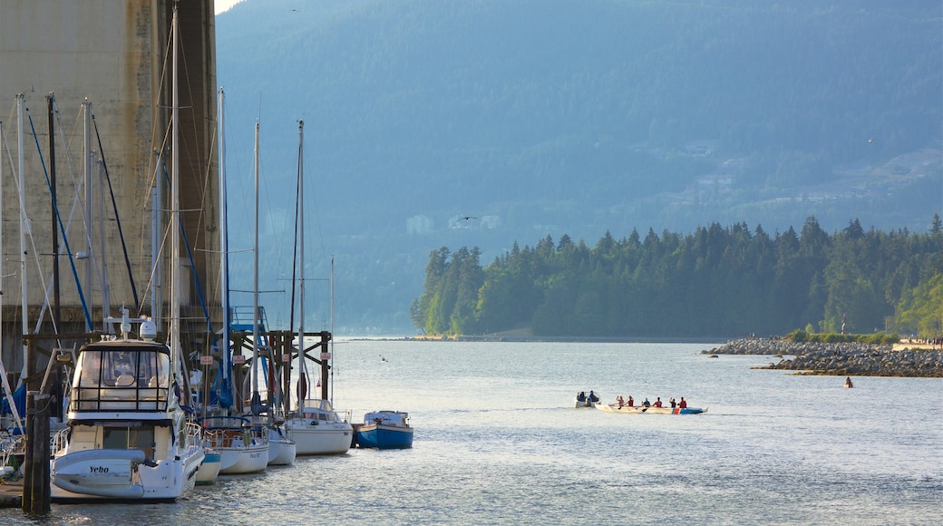 Granville Island mettant en vedette scènes tranquilles, baie ou port et kayak ou canoë
