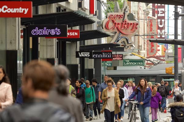 Granville Street welches beinhaltet Einkaufen und Beschilderung sowie große Menschengruppe