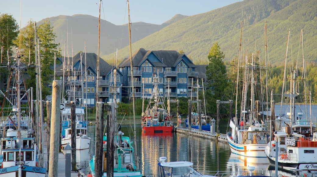 Ucluelet ofreciendo montañas, una bahía o puerto y una puesta de sol