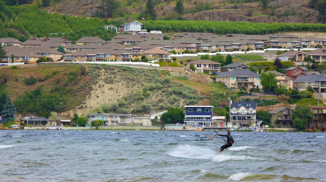 Okanagan Beach mit einem Kitesurfen, Kleinstadt oder Dorf und allgemeine Küstenansicht