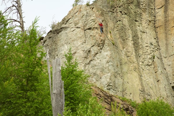 Skaha Bluffs Provincial Park featuring kiipeily ja vuoret