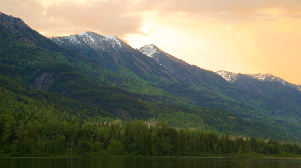 New Denver toont een zonsondergang, vredige uitzichten en bergen