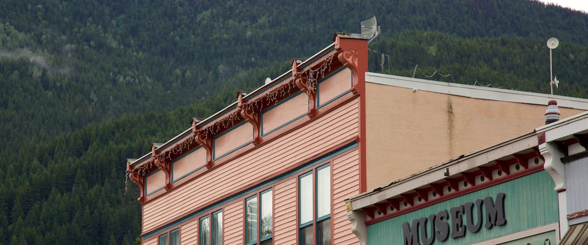 Kaslo featuring heritage elements and signage
