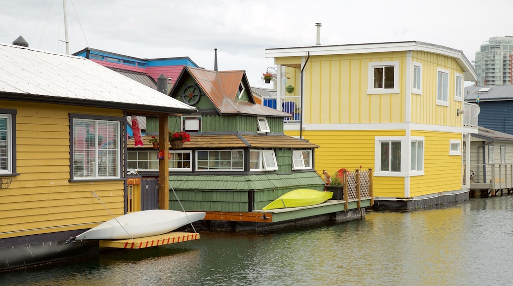 Fisherman\'s Wharf Park showing a bay or harbour