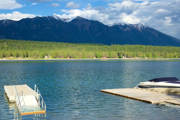 Skookumchuck montrant scÚnes tranquilles, lac ou étang et panoramas