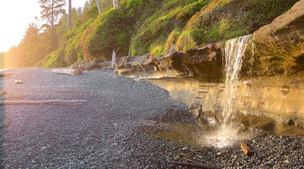 Sooke das einen Steinstrand und Sonnenuntergang