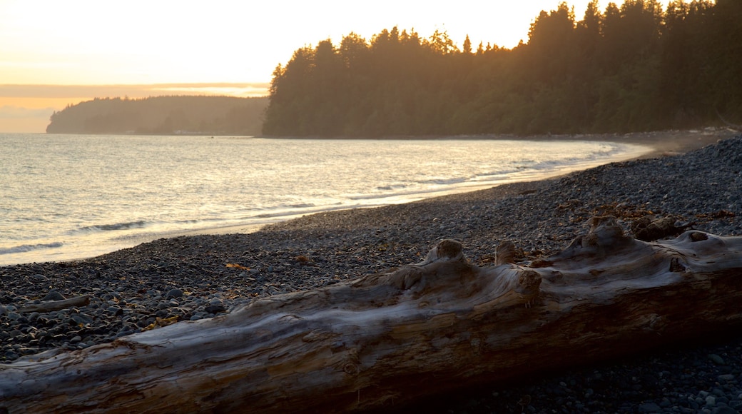 Sooke que incluye una puesta de sol, vistas generales de la costa y una playa de guijarros