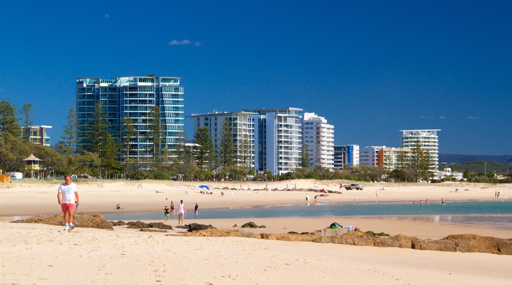 Playa de Coolangatta ofreciendo una ciudad, vistas generales de la costa y una playa