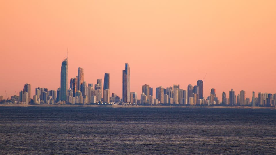 Coolangatta som visar ett höghus, kustutsikter och en stad