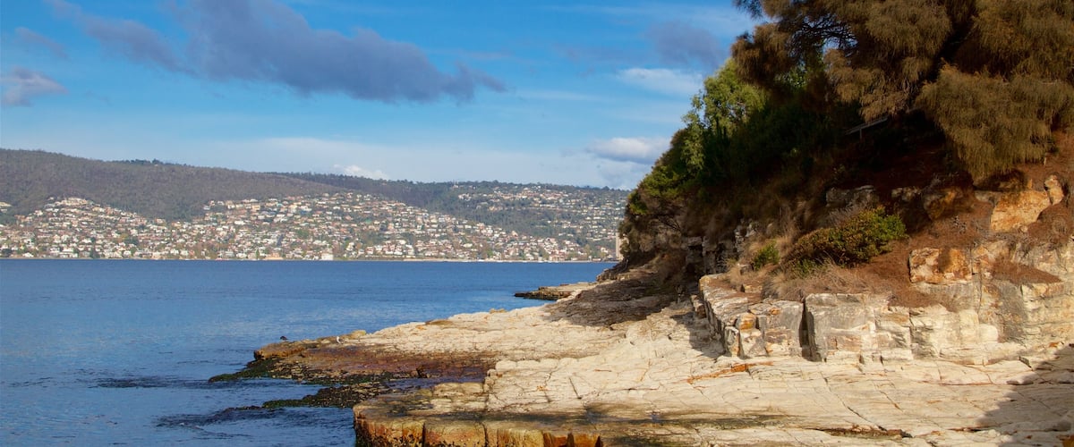 Bellerive ofreciendo costa rocosa, escenas tranquilas y un río o arroyo