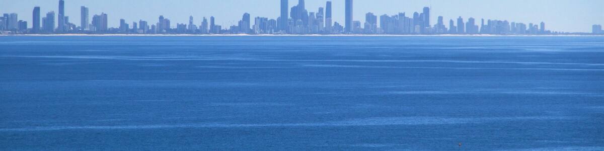 Coolangatta welches beinhaltet allgemeine Küstenansicht, Brandung und Stadt
