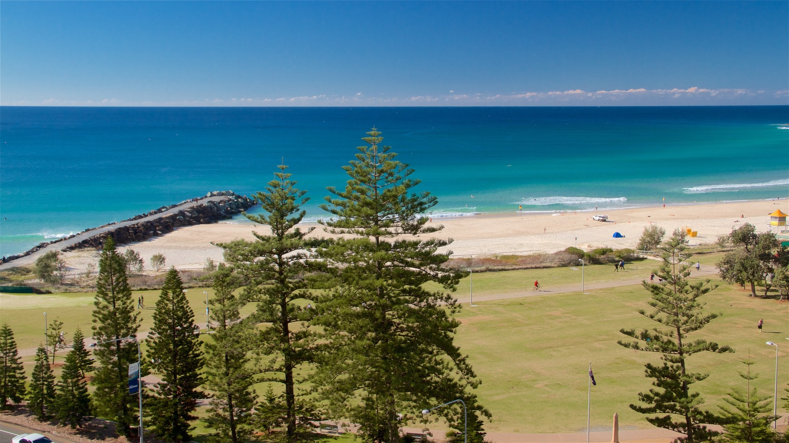 Coolangatta inclusief algemene kustgezichten, een tuin en een zandstrand