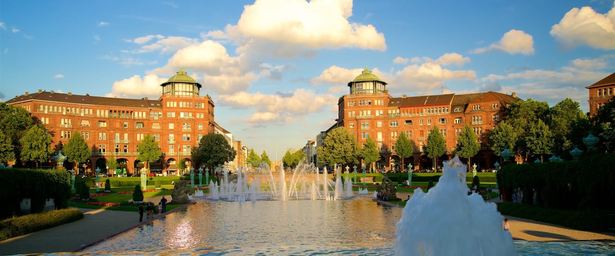 Friedrichsplatz ofreciendo un parque, una puesta de sol y una fuente