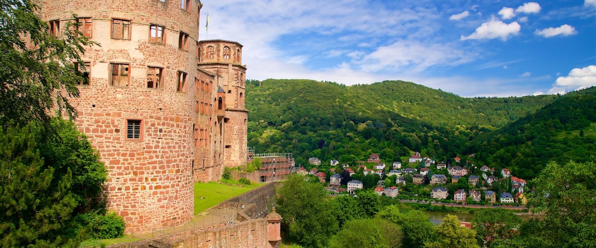 Heidelberger Schloss das einen ruhige Szenerie, Kleinstadt oder Dorf und historische Architektur