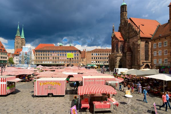 Hauptmarkt welches beinhaltet Platz oder Plaza, Märkte und Geschichtliches