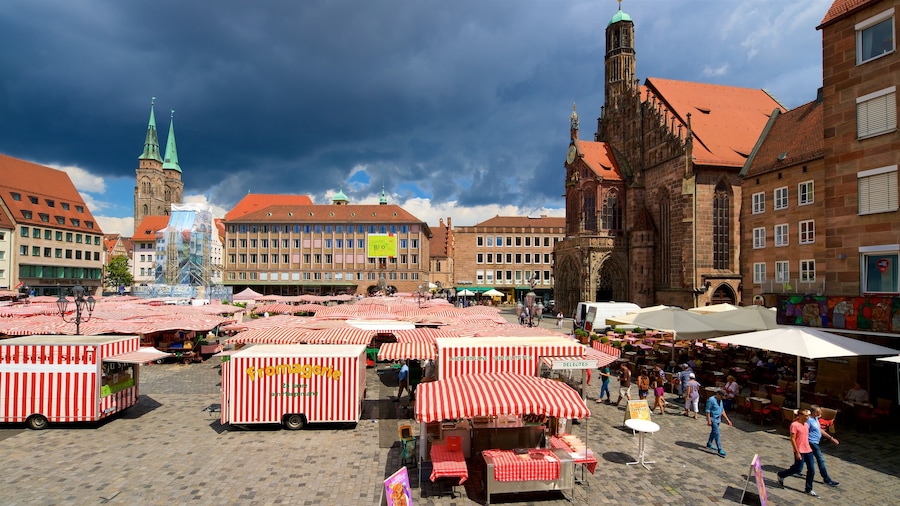 Hauptmarkt som inkluderar marknader, historiska element och ett torg
